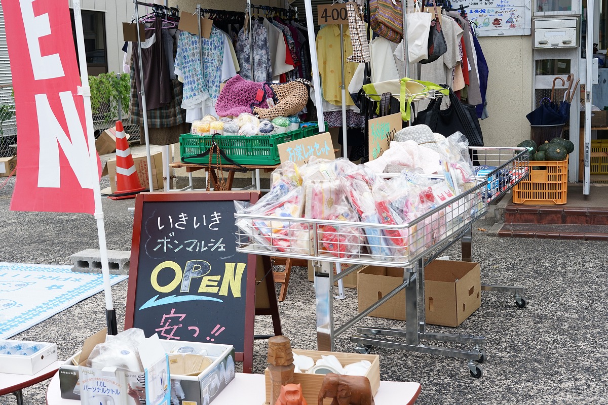 青空ワゴン市(いきいきボンマルシェ)の様子